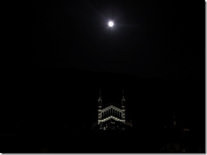 Kirche von Soller in der Nacht mit Vollmond